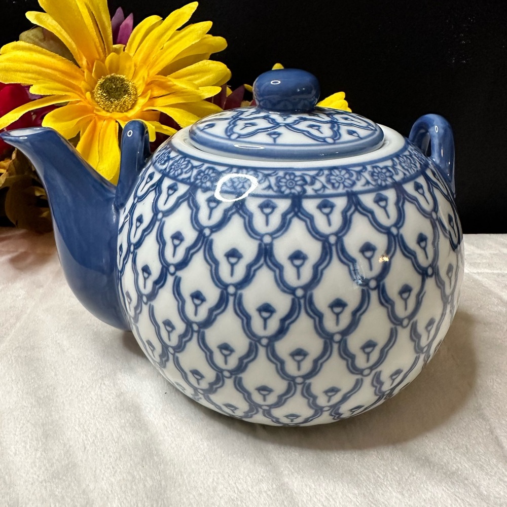 Vintage Nantucket Decorative Blue & White Teapot With Lid